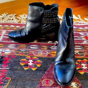 Schutz Chelsea Boots 🥾